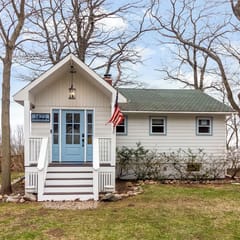 Lakefront Cottage with Hot Tub & Beach Access