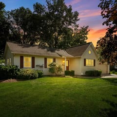 Fenced Yard Close to Golf & Downtown Saugatuck