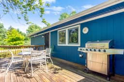 Spacious 4BR Fennville Farmhouse w/ Pool Table