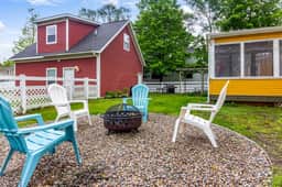 Marigold & Poppy | Group-Friendly Douglas Retreat