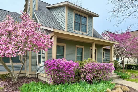 Chic Escape  w/ Courtyard, Game Lounge, Hot Tub!
