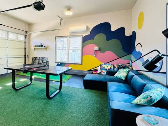 Chic Escape  w/ Courtyard, Game Lounge, Hot Tub!