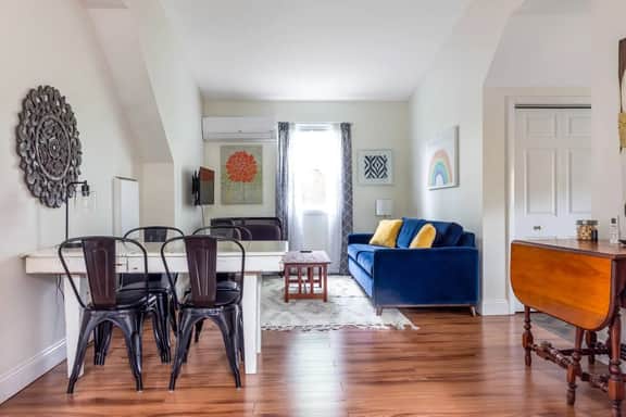 Bright 1-BR Apartment in Downtown Douglas