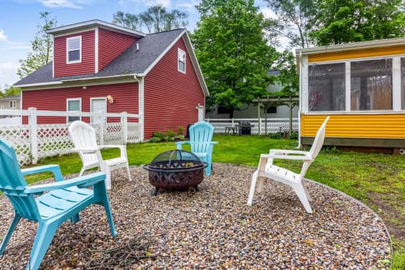 Marigold & Poppy | Group-Friendly Douglas Retreat