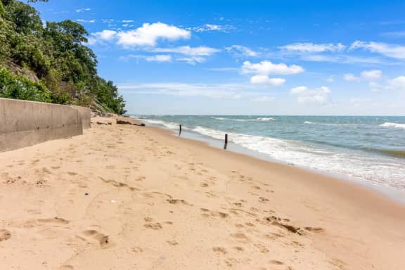 Lakefront Cottage with Hot Tub & Beach Access