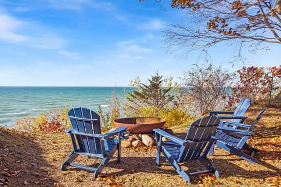 Lakefront Cottage with Hot Tub & Beach Access