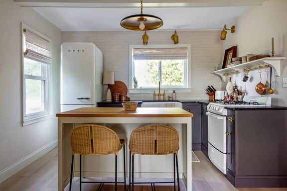 New Listing! Stylish Country Escape in Fennville