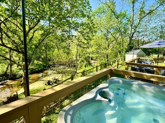 Creekside Cottage w/ Hot Tub near Asheville center