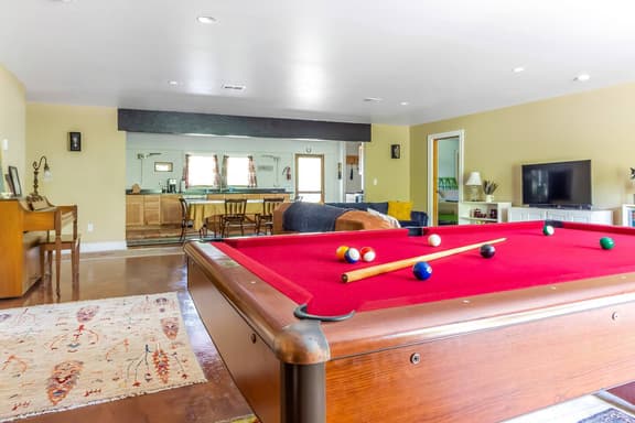 Spacious 4BR Fennville Farmhouse w/ Pool Table