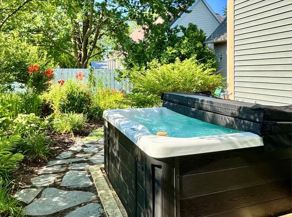 Chic Escape  w/ Courtyard, Game Lounge, Hot Tub!