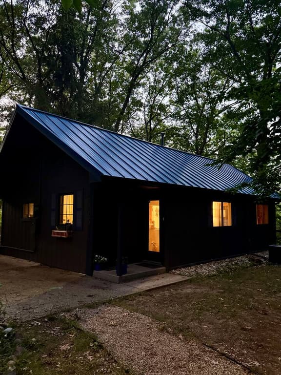 Stylish Bungalow near Saugatuck