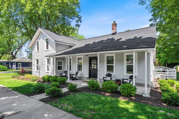 Chestnut Estate: 2 Homes · Hot Tub + Fire Pit